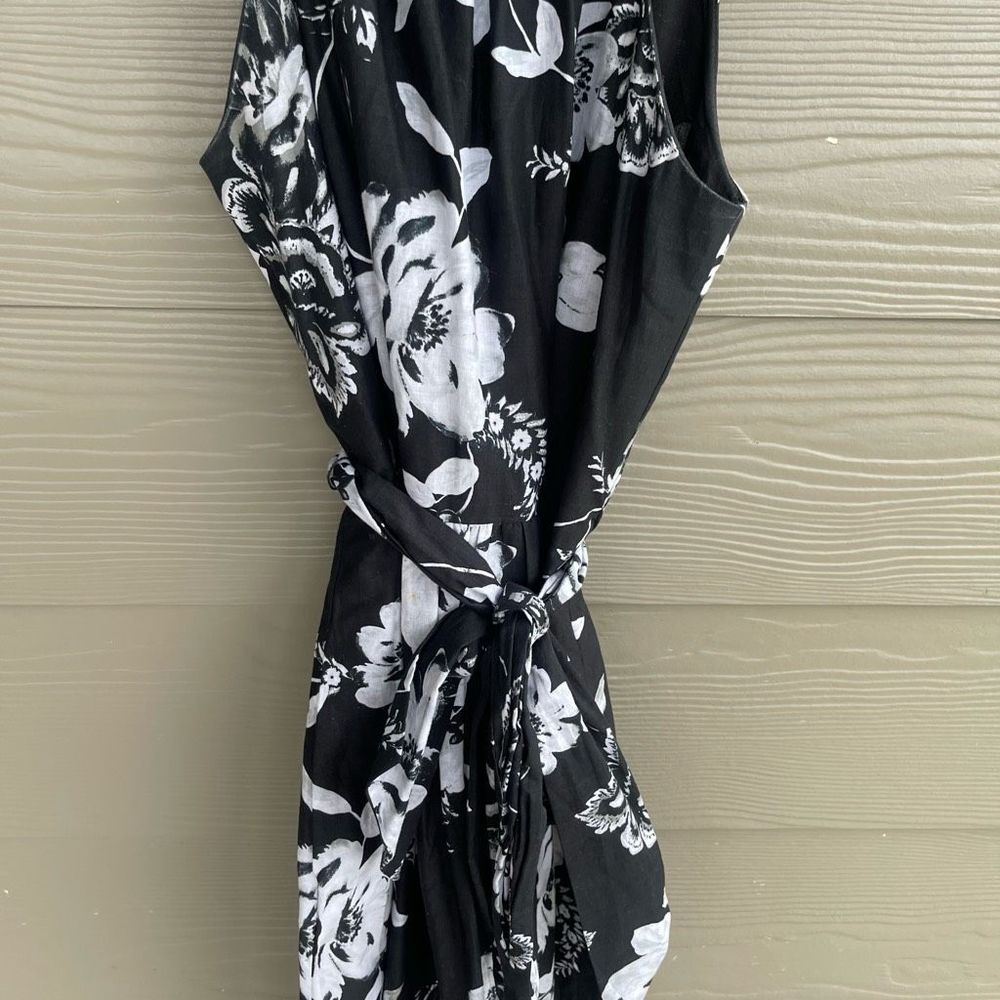 White House Black Market wrap tie floral dress with pockets - Picture 3 of 7